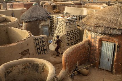 Les motifs de l’architecture vernaculaire africaine : une source d’inspiration pour les artistes contemporains africains